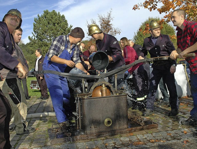 Mit der  Handpumpe von 1908, wie sie  ... kommt die Feuerwehr nicht mehr weit.   | Foto: Brigitte Chymo