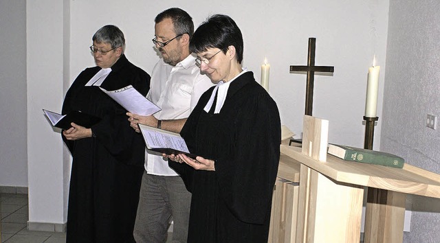 Vor dem neuen Altar stimmten (von link...eidrun Moser auf die neuen Rume ein.   | Foto:  Werner Probst