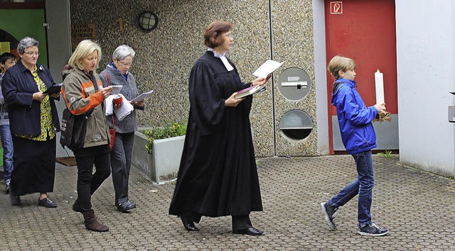 Pfarrerin Susanne Bmers fhrt ihre Ge... Heimat, die  Kirche Heilige Familie.   | Foto: Antje Gessner