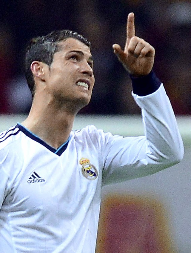 Die Real-Ikone Cristiano Ronaldo zeigt...n auch mit den Schulden der Vereine.    | Foto: AFP