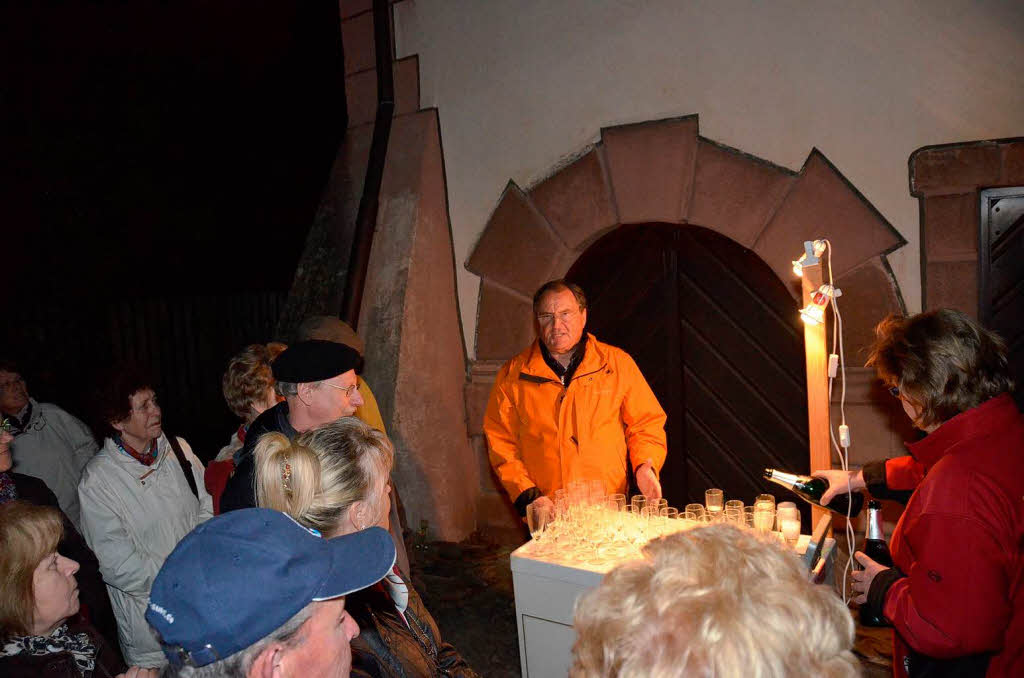 Im Fackelschein zogen mehr als 100 Besucher durch Stetten und informierten sich ber die Geschichte des Stadtteils.