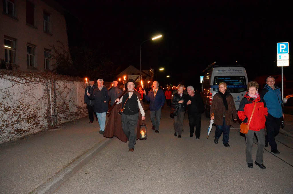 Im Fackelschein zogen mehr als 100 Besucher durch Stetten und informierten sich ber die Geschichte des Stadtteils.