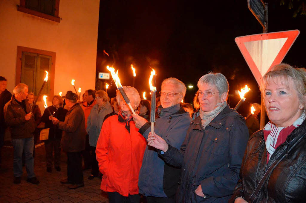 Im Fackelschein zogen mehr als 100 Besucher durch Stetten und informierten sich ber die Geschichte des Stadtteils.