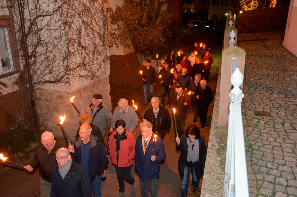 Im Fackelschein zogen mehr als 100 Besucher durch Stetten und informierten sich ber die Geschichte des Stadtteils.