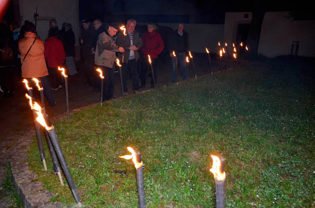 Im Fackelschein zogen mehr als 100 Besucher durch Stetten und informierten sich ber die Geschichte des Stadtteils.