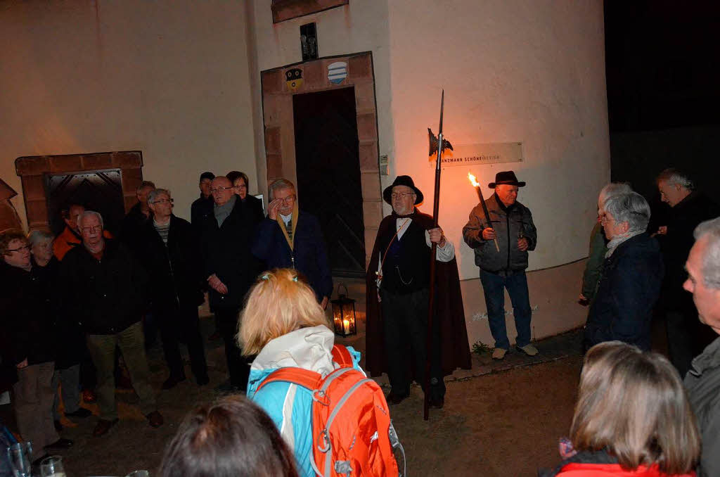 Im Fackelschein zogen mehr als 100 Besucher durch Stetten und informierten sich ber die Geschichte des Stadtteils.