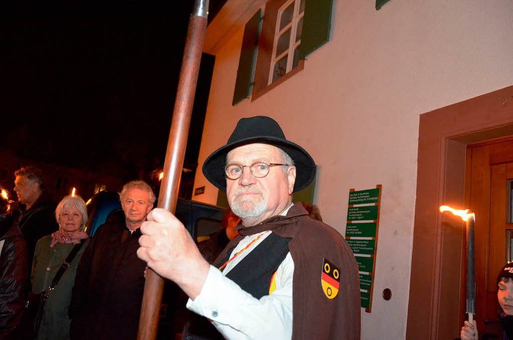 Im Fackelschein zogen mehr als 100 Besucher durch Stetten und informierten sich ber die Geschichte des Stadtteils.