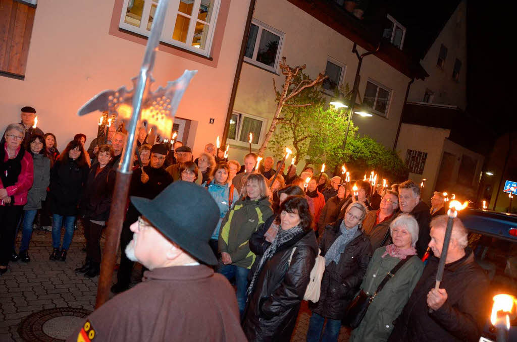 Im Fackelschein zogen mehr als 100 Besucher durch Stetten und informierten sich ber die Geschichte des Stadtteils.