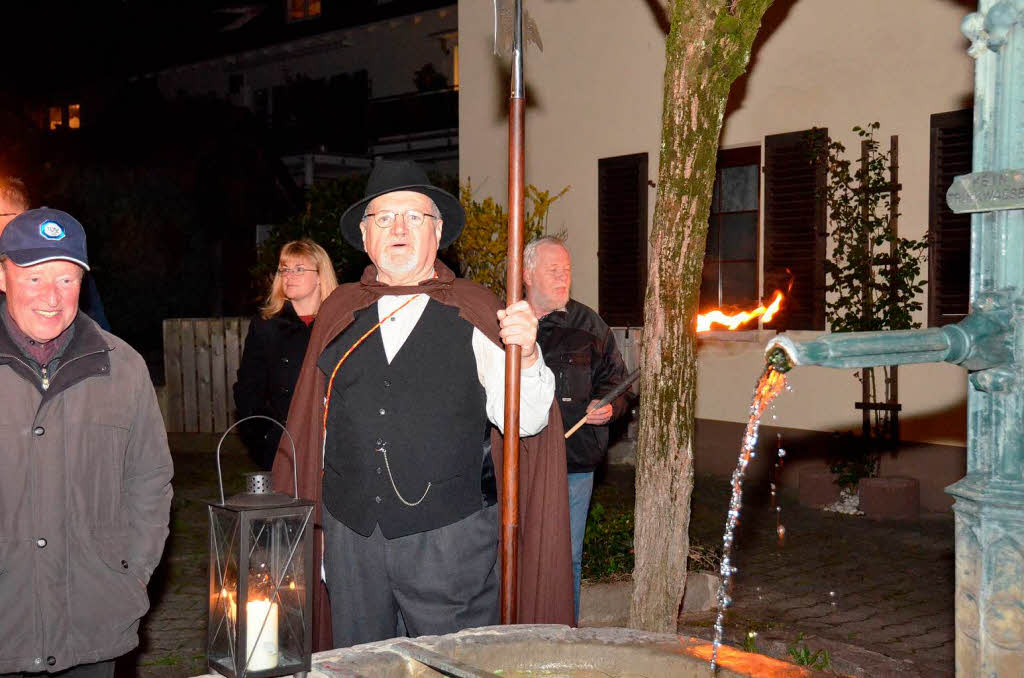 Im Fackelschein zogen mehr als 100 Besucher durch Stetten und informierten sich ber die Geschichte des Stadtteils.