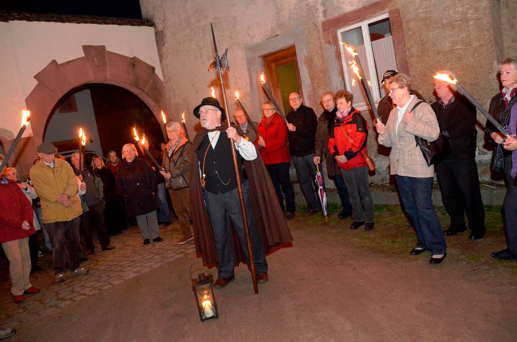 Im Fackelschein zogen mehr als 100 Besucher durch Stetten und informierten sich ber die Geschichte des Stadtteils.