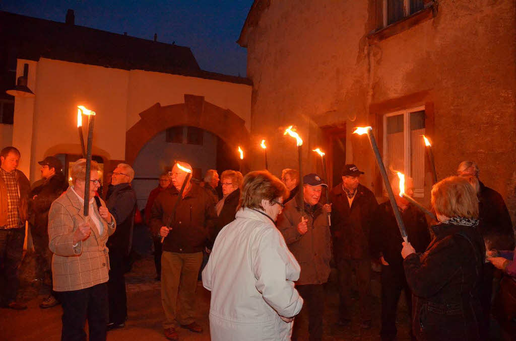 Im Fackelschein zogen mehr als 100 Besucher durch Stetten und informierten sich ber die Geschichte des Stadtteils.