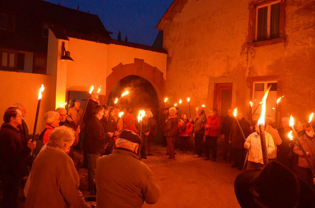 Im Fackelschein zogen mehr als 100 Besucher durch Stetten und informierten sich ber die Geschichte des Stadtteils.