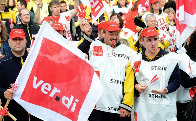 Die Mitarbeiter der Deutschen Post demonstrieren fr sechs Prozent mehr Lohn  | Foto: dpa