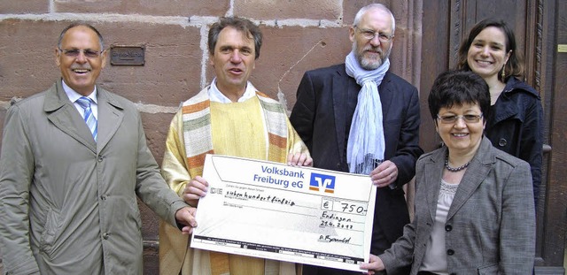 Spendenbergabe: von links Peter Linde...Monika Fehrenbach und Lydia Schimmer.   | Foto: Privat