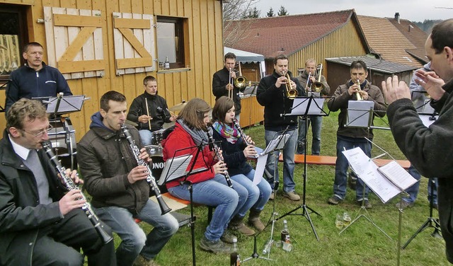 In lndlicher Kulisse spielten Musiker...die Gste des ersten Frhlingsfestes.   | Foto: carolin winterer