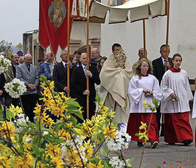 Mit Blumen geschmckt war der Prozessi...g beim Patroziniumsfest in Achkarren.   | Foto: herbert trogus