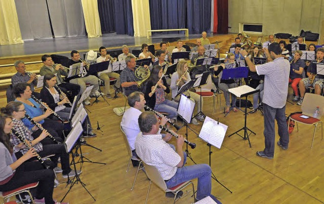 Im Saal der Waldorfschule ist&#8217;s ...nchmal mssen die Musiker  ausweichen.  | Foto: Bamberger