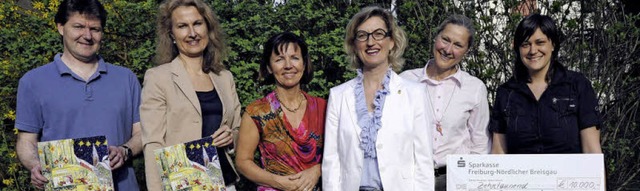 Die Pdagogen Miriam Paschke (rechts) ...sclub Freiburg-Oberlinden berreichten  | Foto: Markus Zimmermann               