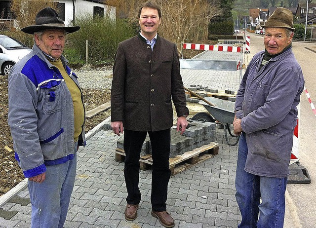 Dem Brgermeister gefllt das neue Pfl...e sich bei den Helfern des FC Auggen.   | Foto: Gemeinde Auggen