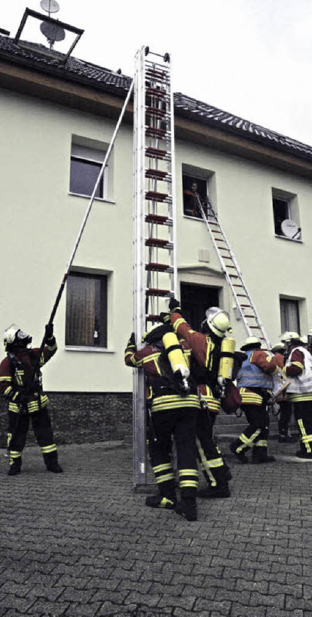 Tragbare Leitern werden aufgestellt, ...die Verletzten gerettet werden sollen.  | Foto: Christiane Sahli