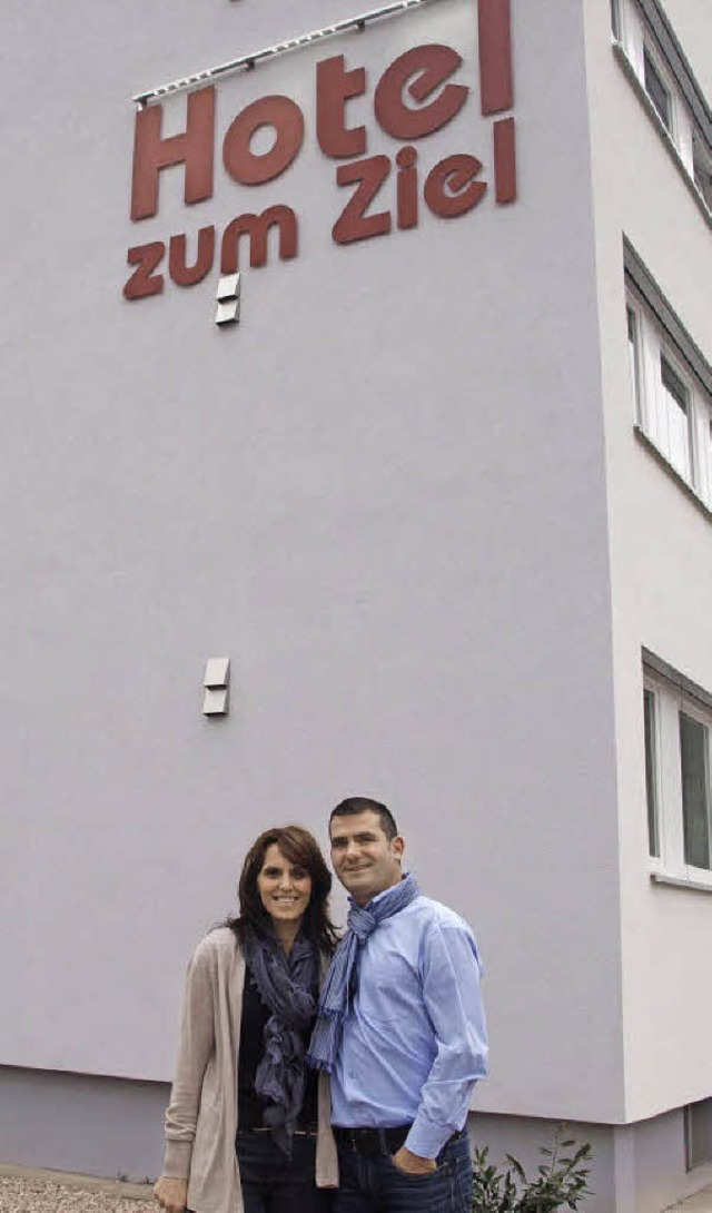Lili und Afrum Banholzer vor ihrem neuen &#8222;Hotel zum Ziel&#8220;   | Foto: Greiner