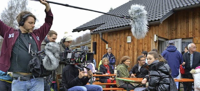 Filmemacher bei den Dreharbeiten zum F...20; auf dem Sportplatz in Schnenberg   | Foto: Paul Berger