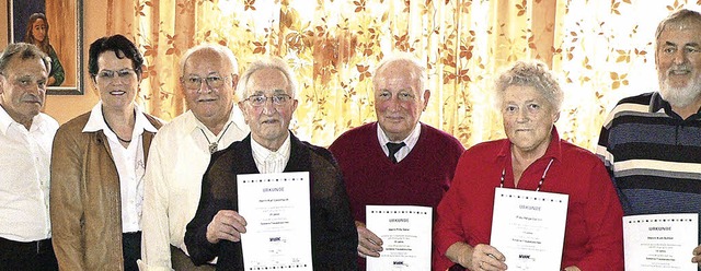 Vereint im VdK &#8211; Wilfried Vollme...in und Kurt Schn (je zehn Jahre) aus.  | Foto: georg diehl