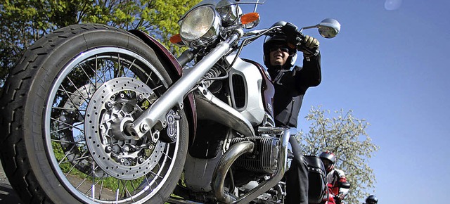 Die Brgerinitiativen gegen Motorradl...eisen auf die Auspuff-Problematik hin.  | Foto: DPA