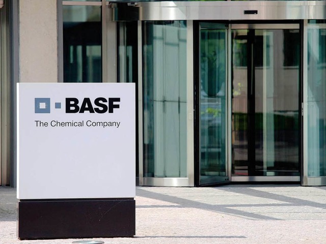 Schlechte Nachrichten fr die Schweize... Basel: BASF streicht weitere Stellen.  | Foto: dpa