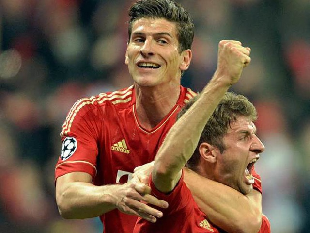 Mario Gomez (links) fngt Thomas Mlle...den FC Bayern gegen den FC Barcelona.   | Foto: dpa