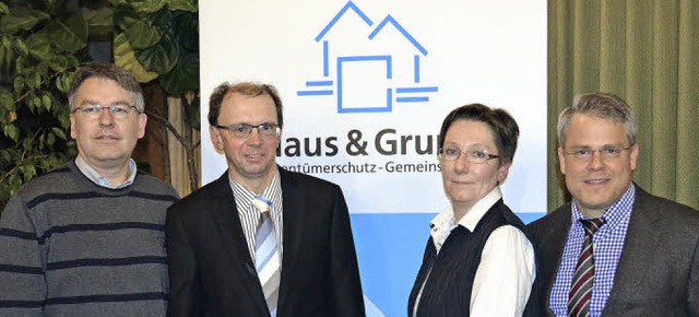 H&amp;G-Vorstand mit Referent: Kassier...Britta Saier, Notar Thilo Rott (v.li.)  | Foto: Nikolaus Bayer