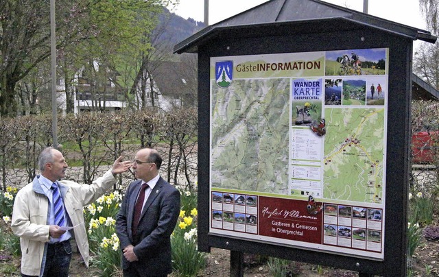 Ortsvorsteher Franz Burger (links) und...ibi vor einer der neuen Wandertafeln.   | Foto: Roland Gutjahr