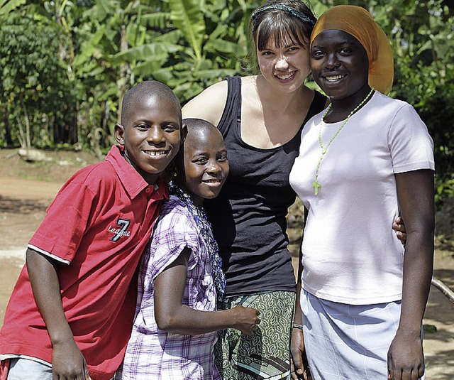 Tatjana Kurz und eine Kollegin zusammen mit zwei Heimkindern    | Foto: Verein