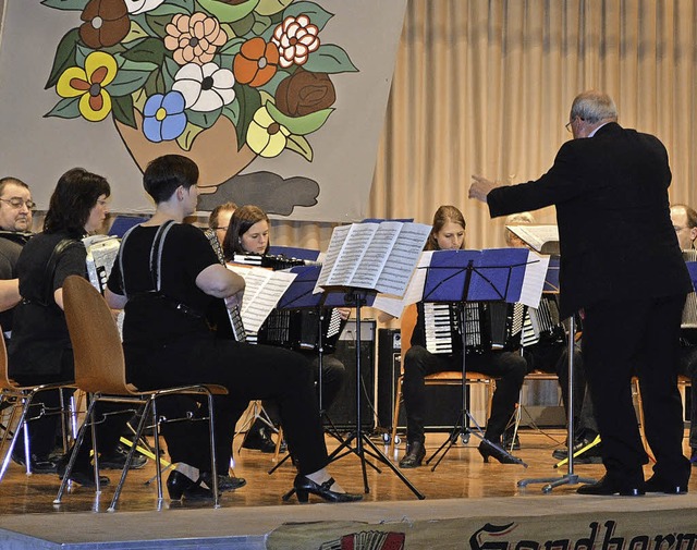 Der Handharmonikaclub Norsingen unter ...lte ansprechende Unterhaltungsmusik.    | Foto: Nikolas von Wysiecki