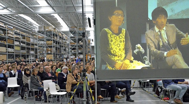 1200 Besucher  lauschten in der Sanaa-...der Architekten  Sejima und Nishizawa.  | Foto: Jochen Fillisch