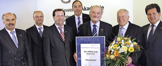 Paul Baier ernannte  Wilhelm Jung (zwe...nes Burger  (von links) gratulierten.   | Foto: Handwerkskammer Freiburg