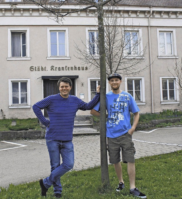 Marcus Ewald (links) und Ralf Mobrugg...r das alte Brunlinger Krankenhaus.    | Foto: Molitor