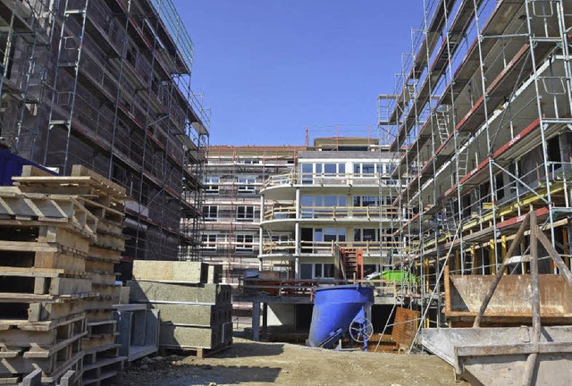 Blick zwischen den ersten beiden Punkt...rch auf das stliche Pflegeheimgebude  | Foto: Peter Gerigk