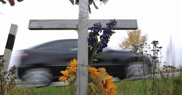 An manchen Straen erinnern Kreuze an tragische Unflle.   | Foto: dpa