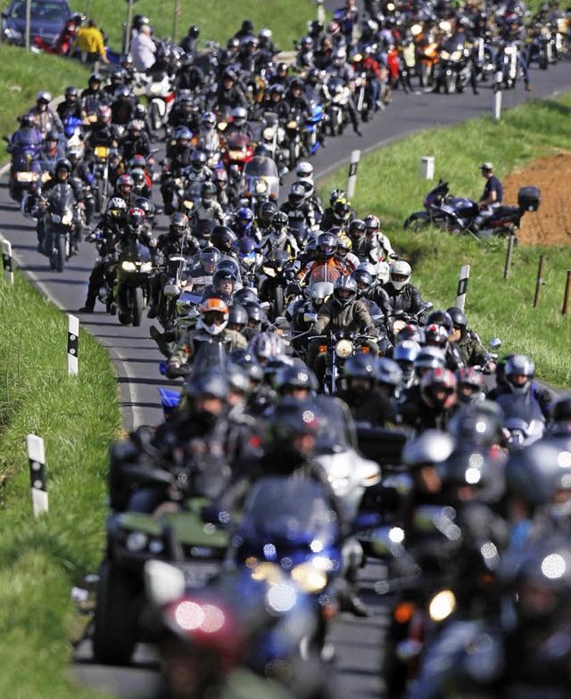 Ansturm der Biker &#8211; beim traditi...n &#8222;Anlassen&#8220;  in Hessen.    | Foto: DPA