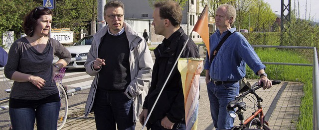 Auf Achse: Sabine von Loeben und Arne ... und Wolfgang Gckel von der IG Velo.   | Foto: Henry Balaszeskul