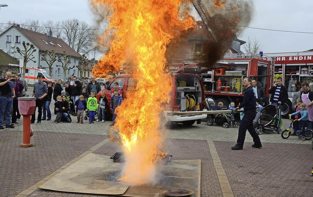 Fettbrand in der Kche?  Die Feuerwehr...tbrand mit Wasser zu lschen versucht.  | Foto: Roland Vitt
