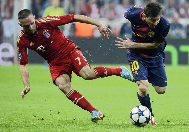 Franck Ribry (links) brachte sich ers...sowie den FC Barcelona ins Stolpern.    | Foto: AFP