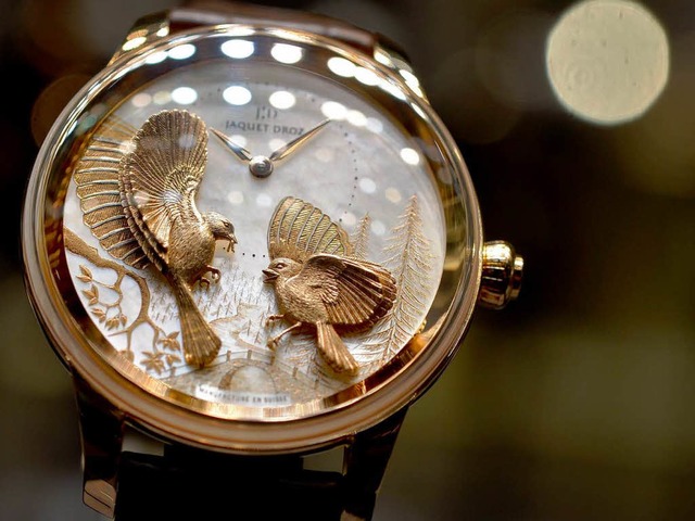 Eine Uhr von Jaquet Droz, die auf der Baselworld gezeigt wird.  | Foto: AFP