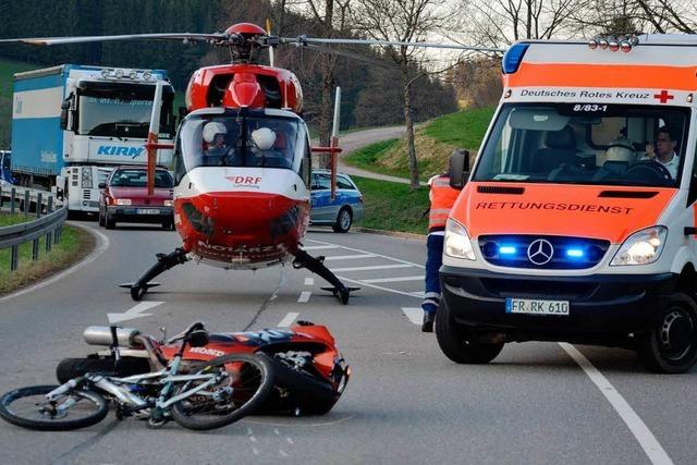 Radfahrerin contra Motorradfahrer – zwei Schwerverletzte