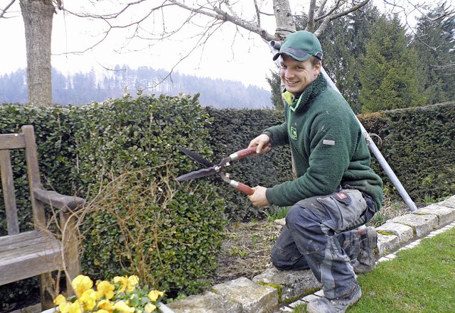 Oliver Rieder beim Pflegen einer Grna...ftsbaubetriebs vom Team Grn in Elzach  | Foto: Tobias Winterhalter