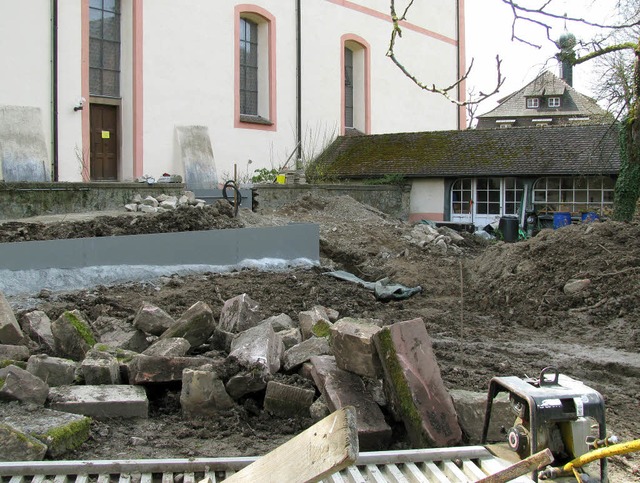 Im Zuge der Umbauarbeiten am Pfarrhaus...hrrampe fr Rollstuhlfahrer gebaut.     | Foto: Manfred Lange