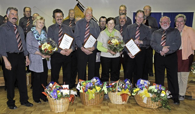 Der Vorsitzende Wolfgang Heer (links) ...ichte deren Frauen einen Blumenstrau.  | Foto: Dietmar Noeske