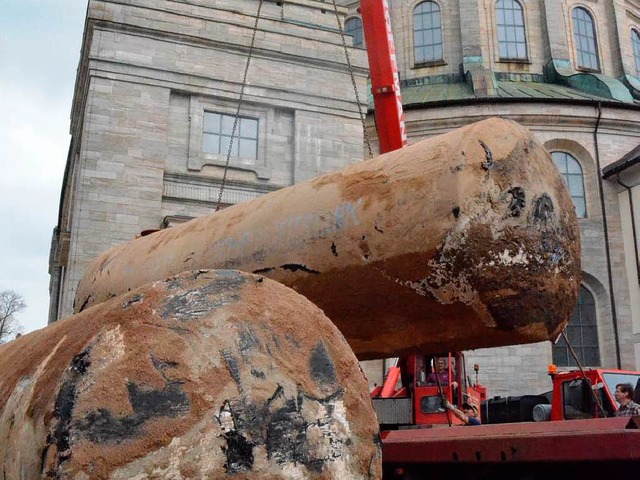 Zwei riesige Heizltanks, die frher d...orgten, sind jetzt ausgegraben worden.  | Foto: Sebastian Barthmes