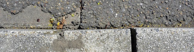 Kleinere Schadstellen, grere Asphalt...er Gehweg an der Colmarer Strae aus.   | Foto: Andrea Drescher